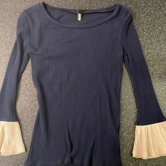 In great condition. Worn a few times, has been dry cleaned. - Picture 2 of 3